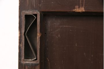 アンティーク建具　整然と並ぶ縦桟が和モダンな雰囲気を高める蔵戸(格子戸、引き戸、玄関戸)(R-049442)