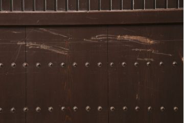 アンティーク建具　整然と並ぶ縦桟が和モダンな雰囲気を高める蔵戸(格子戸、引き戸、玄関戸)(R-049442)
