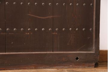 アンティーク建具　整然と並ぶ縦桟が和モダンな雰囲気を高める蔵戸(格子戸、引き戸、玄関戸)(R-049442)