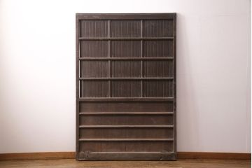 アンティーク建具　整然と並ぶ縦桟が和モダンな雰囲気を高める蔵戸(格子戸、引き戸、玄関戸)(R-049442)