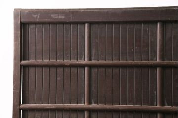 アンティーク建具　整然と並ぶ縦桟が和モダンな雰囲気を高める蔵戸(格子戸、引き戸、玄関戸)(R-049442)