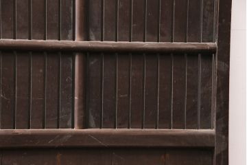 アンティーク建具　整然と並ぶ縦桟が和モダンな雰囲気を高める蔵戸(格子戸、引き戸、玄関戸)(R-049442)