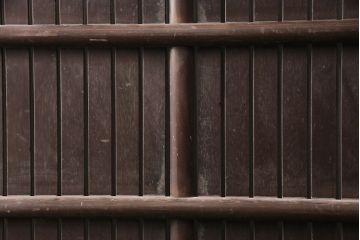 アンティーク建具　整然と並ぶ縦桟が和モダンな雰囲気を高める蔵戸(格子戸、引き戸、玄関戸)(R-049442)
