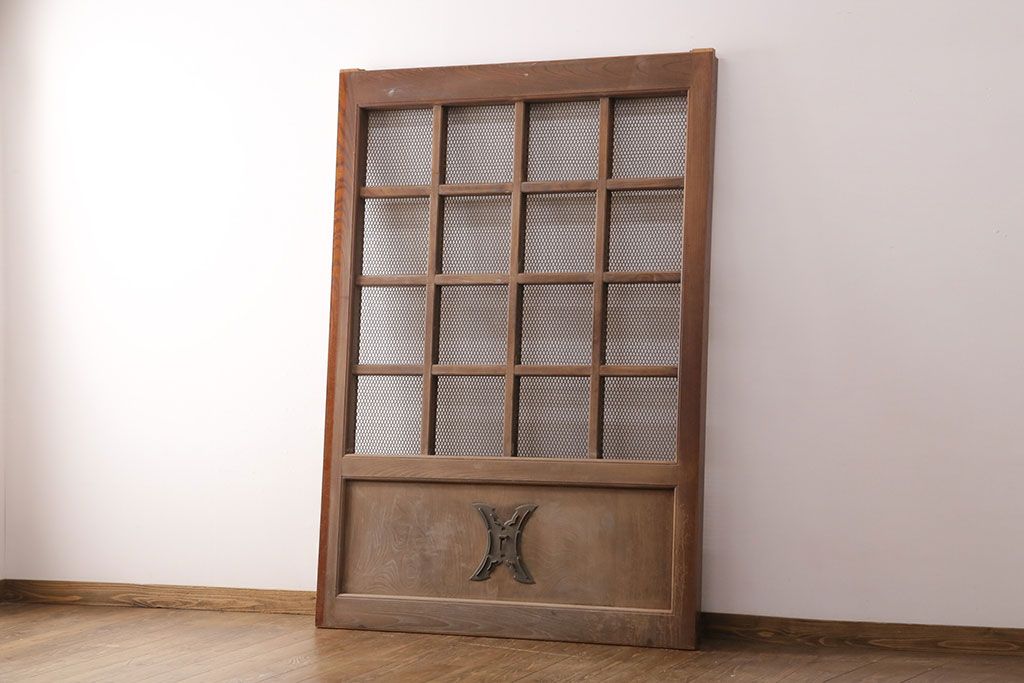 アンティーク建具　亀甲金網　時代を経た貫禄が感じられる総ケヤキ材製蔵戸(きつね格子、狐格子、玄関戸、引き戸、格子戸、マス目、升目)(R-049443)