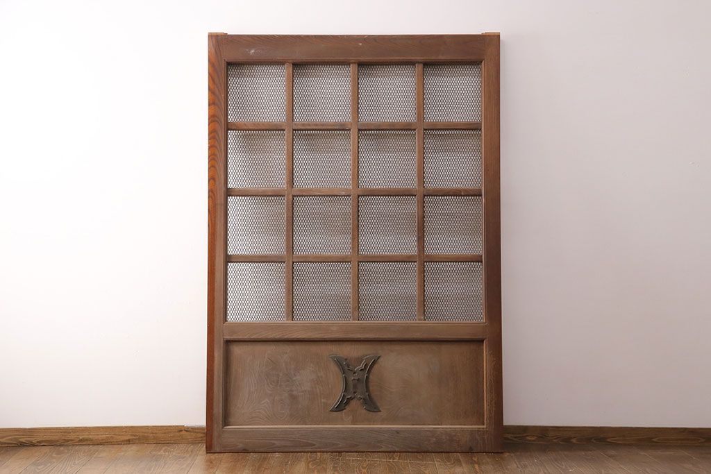 アンティーク建具　亀甲金網　時代を経た貫禄が感じられる総ケヤキ材製蔵戸(きつね格子、狐格子、玄関戸、引き戸、格子戸、マス目、升目)(R-049443)