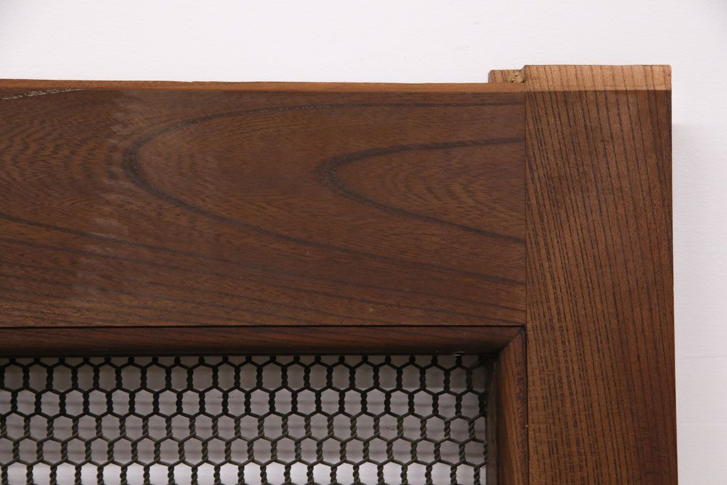 アンティーク建具　亀甲金網　時代を経た貫禄が感じられる総ケヤキ材製蔵戸(きつね格子、狐格子、玄関戸、引き戸、格子戸、マス目、升目)(R-049443)