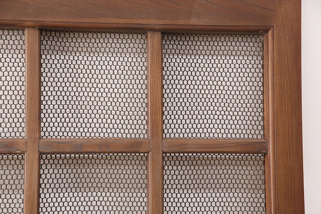 アンティーク建具　亀甲金網　時代を経た貫禄が感じられる総ケヤキ材製蔵戸(きつね格子、狐格子、玄関戸、引き戸、格子戸、マス目、升目)(R-049443)
