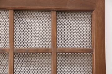 アンティーク建具　亀甲金網　時代を経た貫禄が感じられる総ケヤキ材製蔵戸(きつね格子、狐格子、玄関戸、引き戸、格子戸、マス目、升目)(R-049443)
