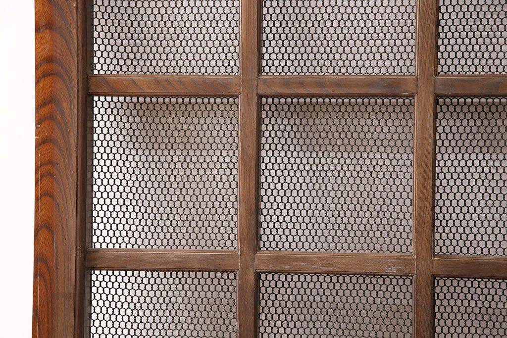 アンティーク建具　亀甲金網　時代を経た貫禄が感じられる総ケヤキ材製蔵戸(きつね格子、狐格子、玄関戸、引き戸、格子戸、マス目、升目)(R-049443)