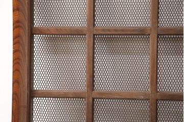アンティーク建具　亀甲金網　時代を経た貫禄が感じられる総ケヤキ材製蔵戸(きつね格子、狐格子、玄関戸、引き戸、格子戸、マス目、升目)(R-049443)