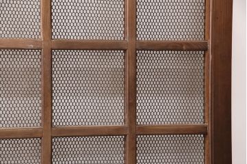 アンティーク建具　亀甲金網　時代を経た貫禄が感じられる総ケヤキ材製蔵戸(きつね格子、狐格子、玄関戸、引き戸、格子戸、マス目、升目)(R-049443)