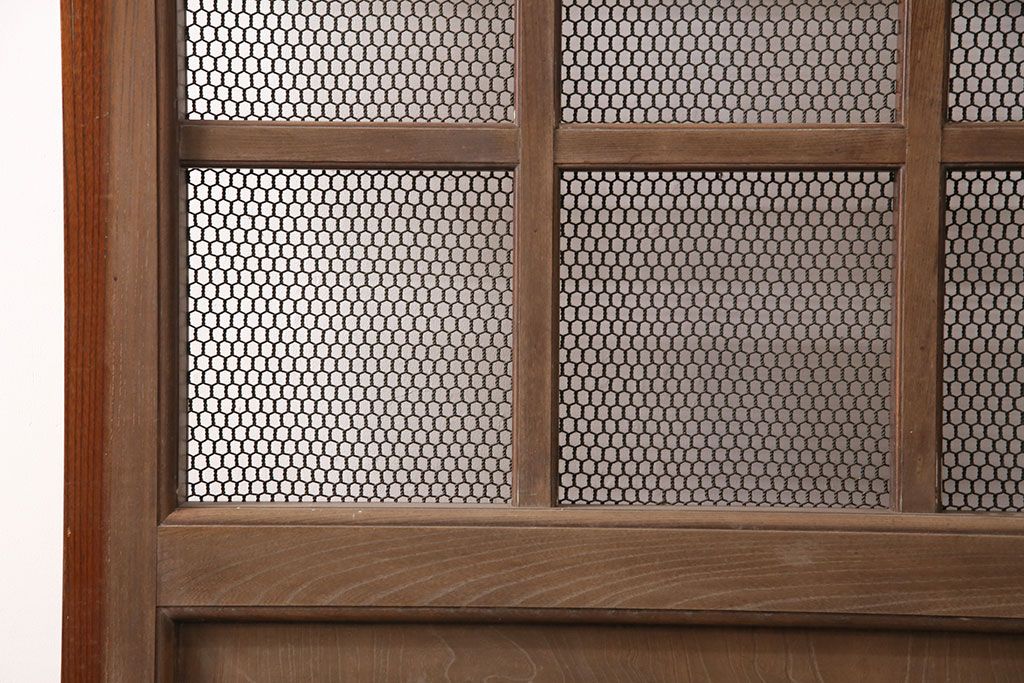 アンティーク建具　亀甲金網　時代を経た貫禄が感じられる総ケヤキ材製蔵戸(きつね格子、狐格子、玄関戸、引き戸、格子戸、マス目、升目)(R-049443)