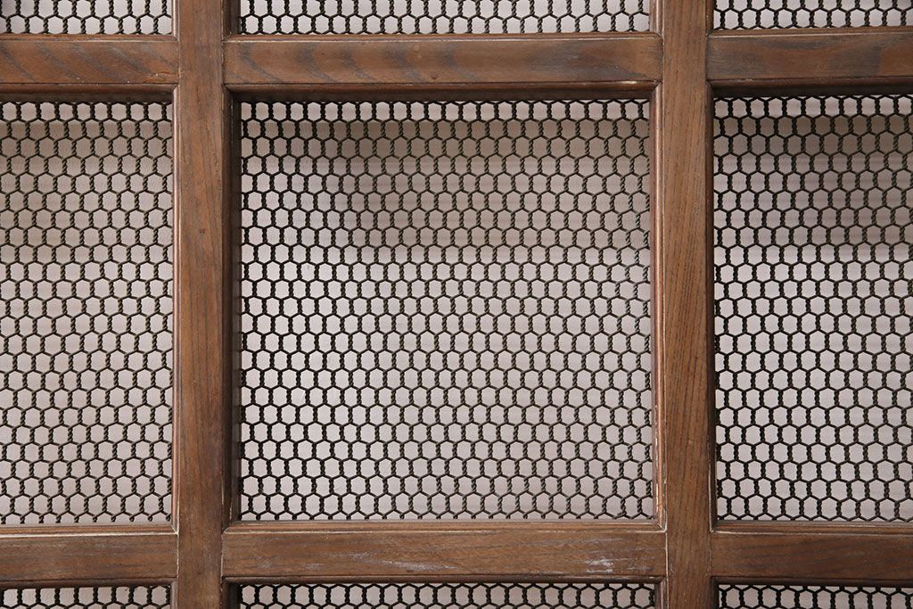 アンティーク建具　亀甲金網　時代を経た貫禄が感じられる総ケヤキ材製蔵戸(きつね格子、狐格子、玄関戸、引き戸、格子戸、マス目、升目)(R-049443)