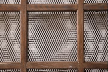 アンティーク建具　亀甲金網　時代を経た貫禄が感じられる総ケヤキ材製蔵戸(きつね格子、狐格子、玄関戸、引き戸、格子戸、マス目、升目)(R-049443)