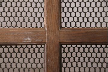 アンティーク建具　亀甲金網　時代を経た貫禄が感じられる総ケヤキ材製蔵戸(きつね格子、狐格子、玄関戸、引き戸、格子戸、マス目、升目)(R-049443)