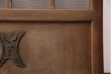 アンティーク建具　亀甲金網　時代を経た貫禄が感じられる総ケヤキ材製蔵戸(きつね格子、狐格子、玄関戸、引き戸、格子戸、マス目、升目)(R-049443)