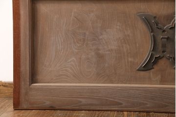 アンティーク建具　亀甲金網　時代を経た貫禄が感じられる総ケヤキ材製蔵戸(きつね格子、狐格子、玄関戸、引き戸、格子戸、マス目、升目)(R-049443)