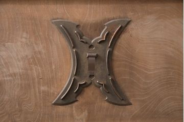 アンティーク建具　亀甲金網　時代を経た貫禄が感じられる総ケヤキ材製蔵戸(きつね格子、狐格子、玄関戸、引き戸、格子戸、マス目、升目)(R-049443)