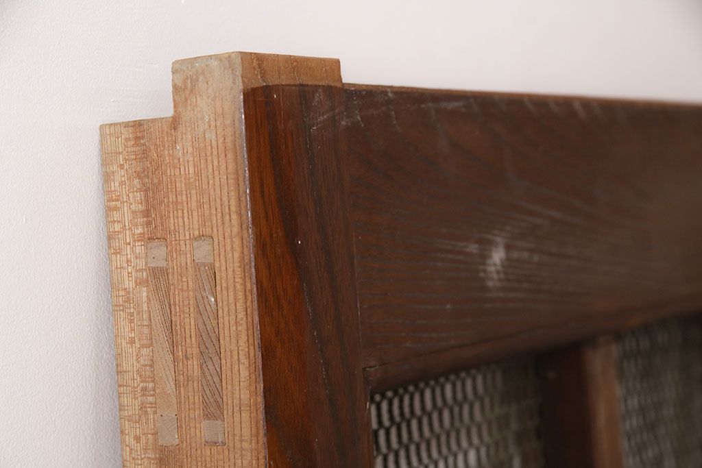 アンティーク建具　亀甲金網　時代を経た貫禄が感じられる総ケヤキ材製蔵戸(きつね格子、狐格子、玄関戸、引き戸、格子戸、マス目、升目)(R-049443)