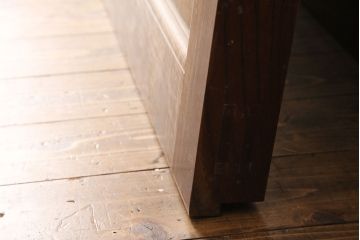 アンティーク建具　亀甲金網　時代を経た貫禄が感じられる総ケヤキ材製蔵戸(きつね格子、狐格子、玄関戸、引き戸、格子戸、マス目、升目)(R-049443)