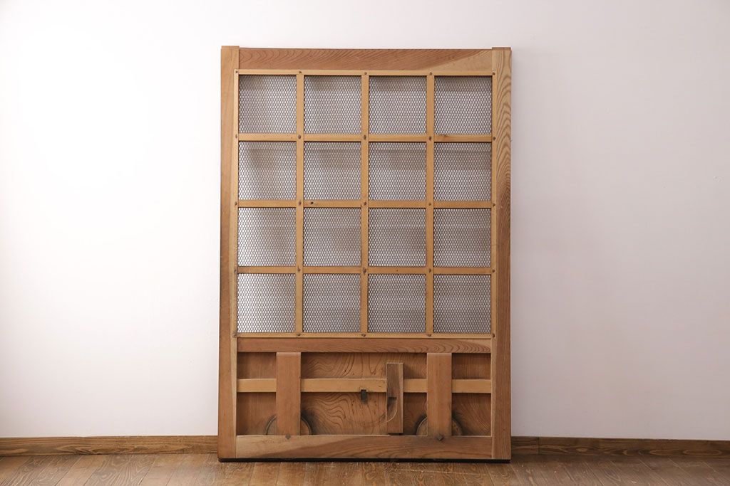 アンティーク建具　亀甲金網　時代を経た貫禄が感じられる総ケヤキ材製蔵戸(きつね格子、狐格子、玄関戸、引き戸、格子戸、マス目、升目)(R-049443)