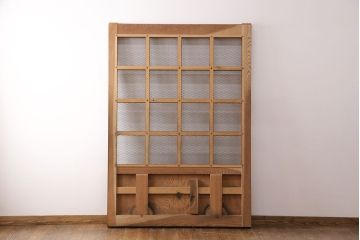アンティーク建具　亀甲金網　時代を経た貫禄が感じられる総ケヤキ材製蔵戸(きつね格子、狐格子、玄関戸、引き戸、格子戸、マス目、升目)(R-049443)