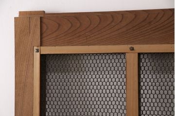 アンティーク建具　亀甲金網　時代を経た貫禄が感じられる総ケヤキ材製蔵戸(きつね格子、狐格子、玄関戸、引き戸、格子戸、マス目、升目)(R-049443)