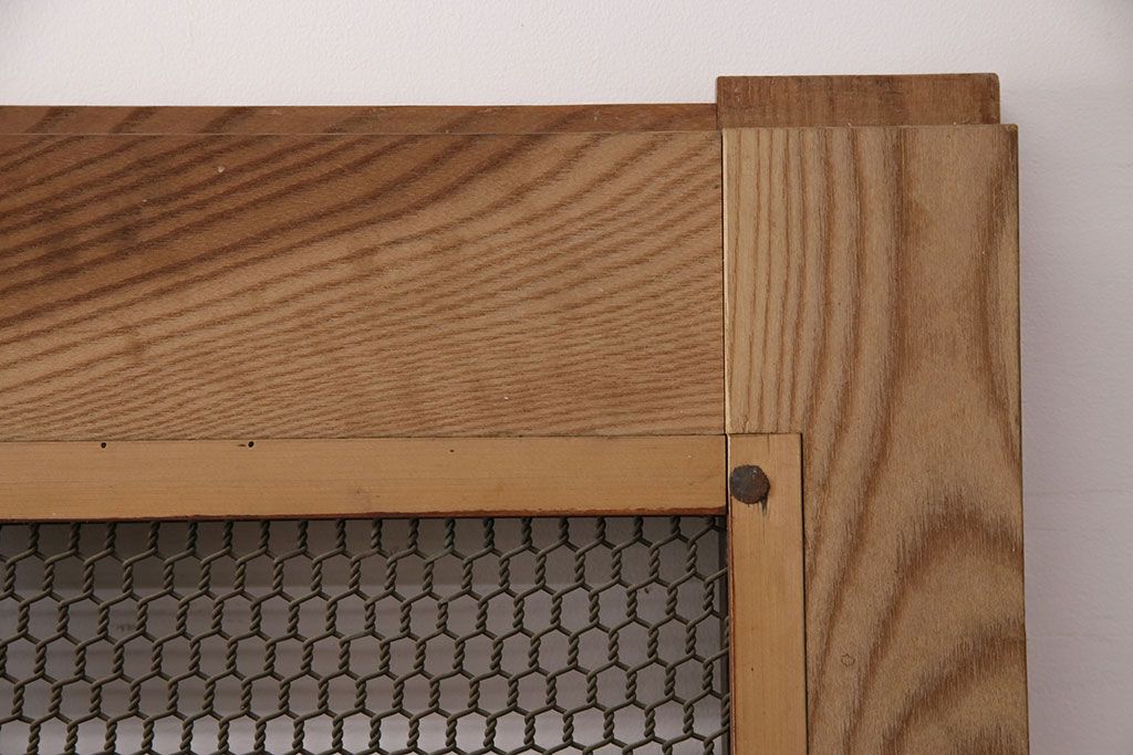 アンティーク建具　亀甲金網　時代を経た貫禄が感じられる総ケヤキ材製蔵戸(きつね格子、狐格子、玄関戸、引き戸、格子戸、マス目、升目)(R-049443)