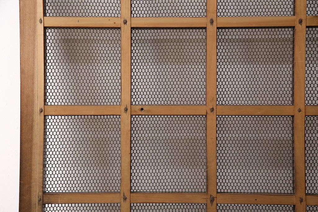 アンティーク建具　亀甲金網　時代を経た貫禄が感じられる総ケヤキ材製蔵戸(きつね格子、狐格子、玄関戸、引き戸、格子戸、マス目、升目)(R-049443)