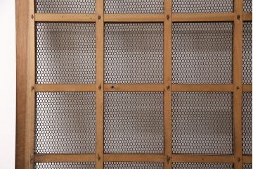 アンティーク建具　亀甲金網　時代を経た貫禄が感じられる総ケヤキ材製蔵戸(きつね格子、狐格子、玄関戸、引き戸、格子戸、マス目、升目)(R-049443)