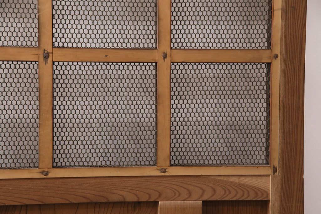 アンティーク建具　亀甲金網　時代を経た貫禄が感じられる総ケヤキ材製蔵戸(きつね格子、狐格子、玄関戸、引き戸、格子戸、マス目、升目)(R-049443)