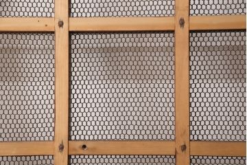 アンティーク建具　亀甲金網　時代を経た貫禄が感じられる総ケヤキ材製蔵戸(きつね格子、狐格子、玄関戸、引き戸、格子戸、マス目、升目)(R-049443)