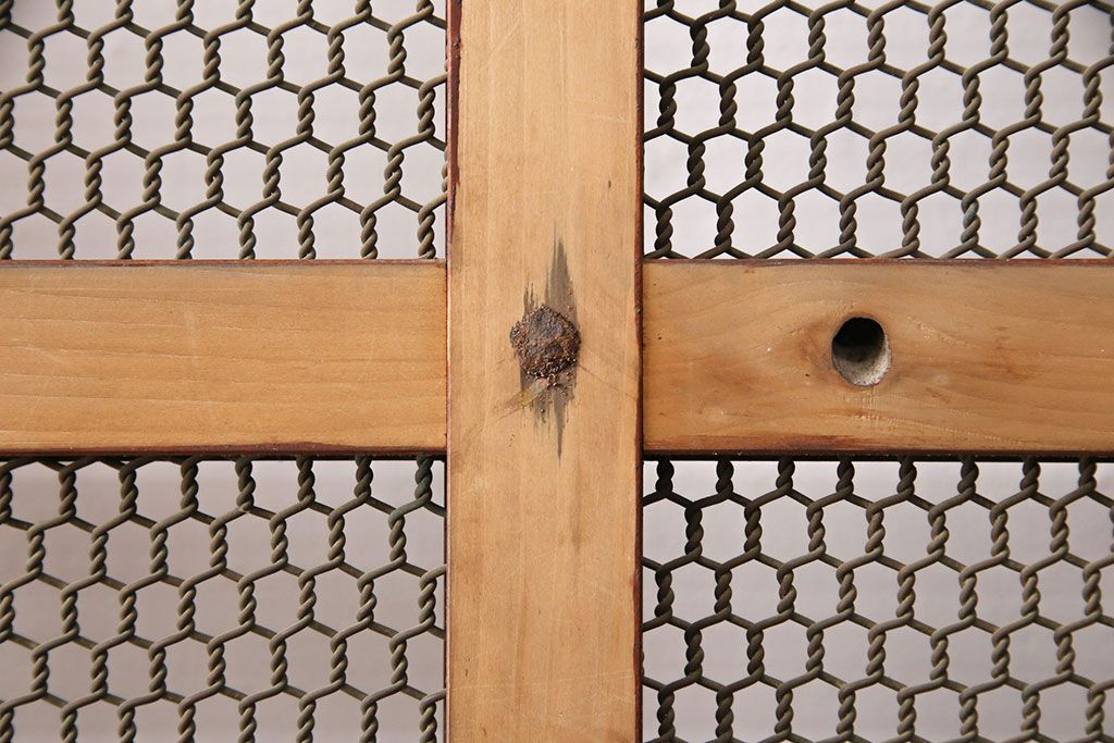アンティーク建具　亀甲金網　時代を経た貫禄が感じられる総ケヤキ材製蔵戸(きつね格子、狐格子、玄関戸、引き戸、格子戸、マス目、升目)(R-049443)