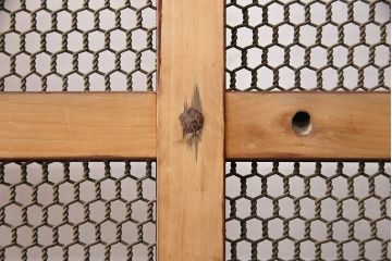 アンティーク建具　亀甲金網　時代を経た貫禄が感じられる総ケヤキ材製蔵戸(きつね格子、狐格子、玄関戸、引き戸、格子戸、マス目、升目)(R-049443)