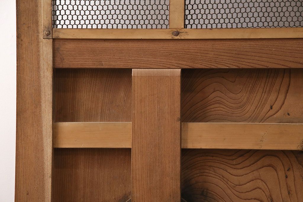 アンティーク建具　亀甲金網　時代を経た貫禄が感じられる総ケヤキ材製蔵戸(きつね格子、狐格子、玄関戸、引き戸、格子戸、マス目、升目)(R-049443)