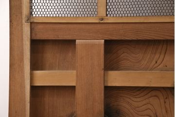 アンティーク建具　亀甲金網　時代を経た貫禄が感じられる総ケヤキ材製蔵戸(きつね格子、狐格子、玄関戸、引き戸、格子戸、マス目、升目)(R-049443)