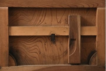 アンティーク建具　亀甲金網　時代を経た貫禄が感じられる総ケヤキ材製蔵戸(きつね格子、狐格子、玄関戸、引き戸、格子戸、マス目、升目)(R-049443)