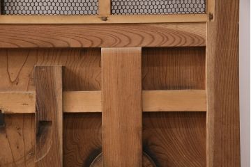 アンティーク建具　亀甲金網　時代を経た貫禄が感じられる総ケヤキ材製蔵戸(きつね格子、狐格子、玄関戸、引き戸、格子戸、マス目、升目)(R-049443)