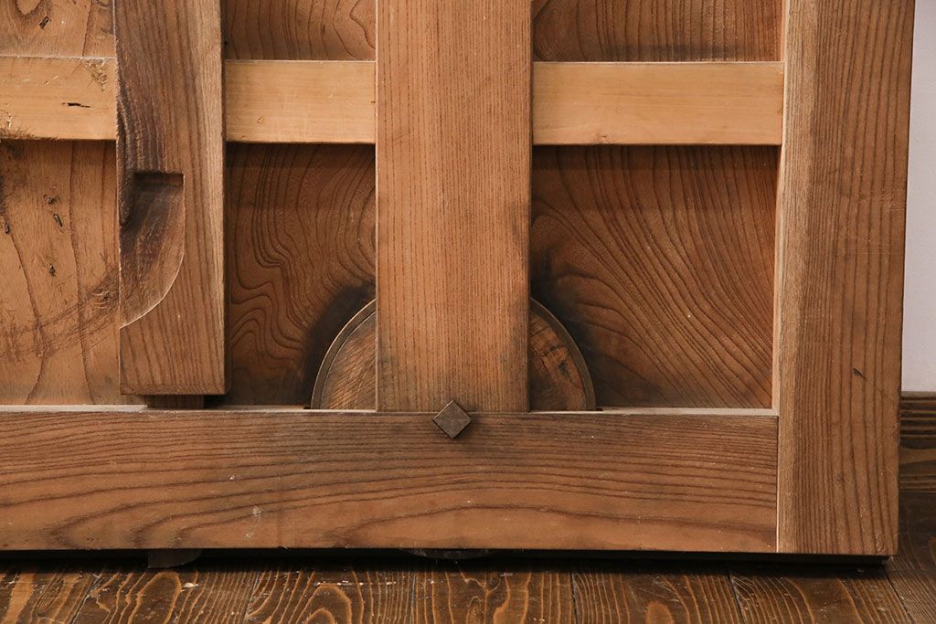 アンティーク建具　亀甲金網　時代を経た貫禄が感じられる総ケヤキ材製蔵戸(きつね格子、狐格子、玄関戸、引き戸、格子戸、マス目、升目)(R-049443)