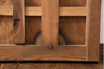 アンティーク建具　亀甲金網　時代を経た貫禄が感じられる総ケヤキ材製蔵戸(きつね格子、狐格子、玄関戸、引き戸、格子戸、マス目、升目)(R-049443)