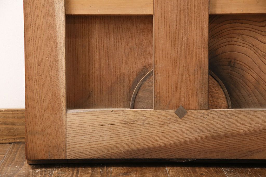 アンティーク建具　亀甲金網　時代を経た貫禄が感じられる総ケヤキ材製蔵戸(きつね格子、狐格子、玄関戸、引き戸、格子戸、マス目、升目)(R-049443)