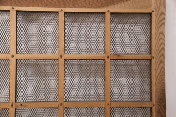 アンティーク建具　亀甲金網　時代を経た貫禄が感じられる総ケヤキ材製蔵戸(きつね格子、狐格子、玄関戸、引き戸、格子戸、マス目、升目)(R-049443)