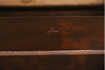 中古美品　松本民芸家具　ワンランク上の贅沢な空間にぴったりな風格漂うナイト卓子(サイドテーブル)(R-049448)