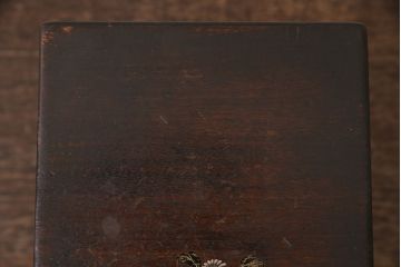 アンティーク家具　楠材　漆絵　味のある風合いと上品な佇まいが魅力の小引き出し(小物収納、卓上収納)(R-049452)