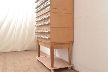 レトロ家具　昭和レトロ　KIHARA　小物収納にうってつけのナラ材製ネームプレート付きカードケース(引き出し、チェスト、図書館、図書室、店舗什器)(R-049472)