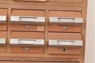 レトロ家具　昭和レトロ　KIHARA　小物収納にうってつけのナラ材製ネームプレート付きカードケース(引き出し、チェスト、図書館、図書室、店舗什器)(R-049472)