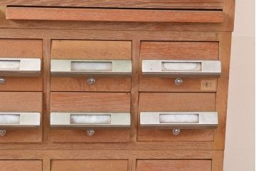 レトロ家具　昭和レトロ　KIHARA　小物収納にうってつけのナラ材製ネームプレート付きカードケース(引き出し、チェスト、図書館、図書室、店舗什器)(R-049472)