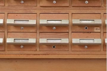 レトロ家具　昭和レトロ　KIHARA　小物収納にうってつけのナラ材製ネームプレート付きカードケース(引き出し、チェスト、図書館、図書室、店舗什器)(R-049472)