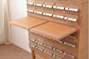 レトロ家具　昭和レトロ　KIHARA　小物収納にうってつけのナラ材製ネームプレート付きカードケース(引き出し、チェスト、図書館、図書室、店舗什器)(R-049472)
