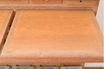 レトロ家具　昭和レトロ　KIHARA　小物収納にうってつけのナラ材製ネームプレート付きカードケース(引き出し、チェスト、図書館、図書室、店舗什器)(R-049472)